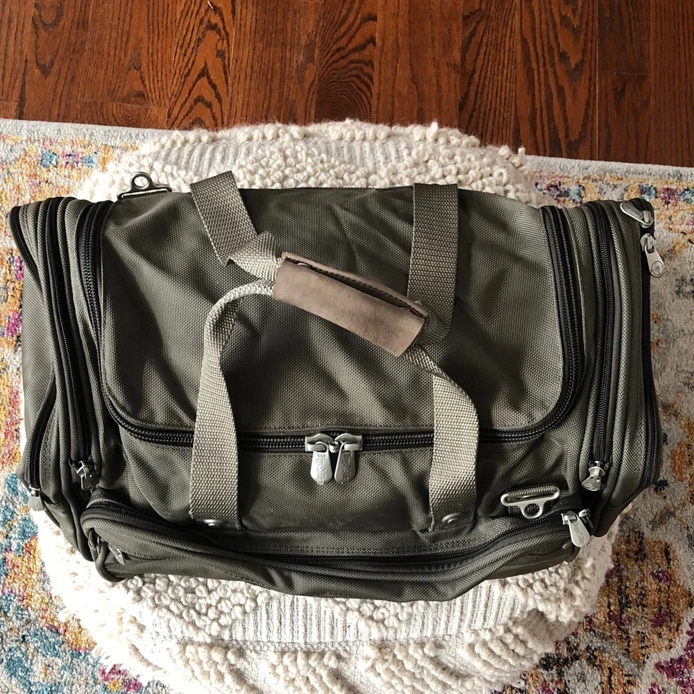BRIGGS & RILEY 21” DUFFLE TRAVEL OLIVE GREEN BAG UNISEX IN PRELOVED CONDITION!!